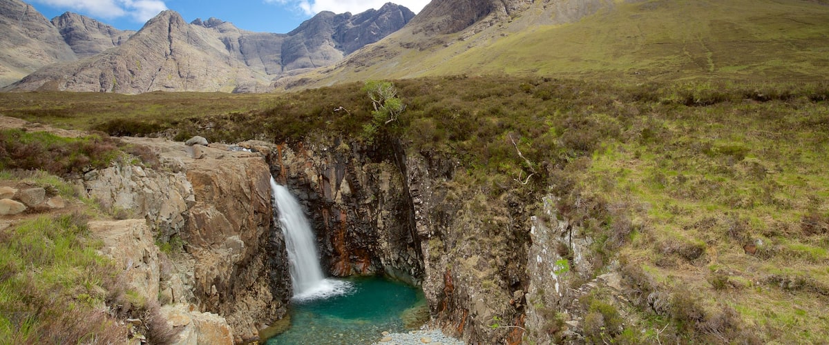 Isle of Skye que incluye una cascada, un río o arroyo y montañas