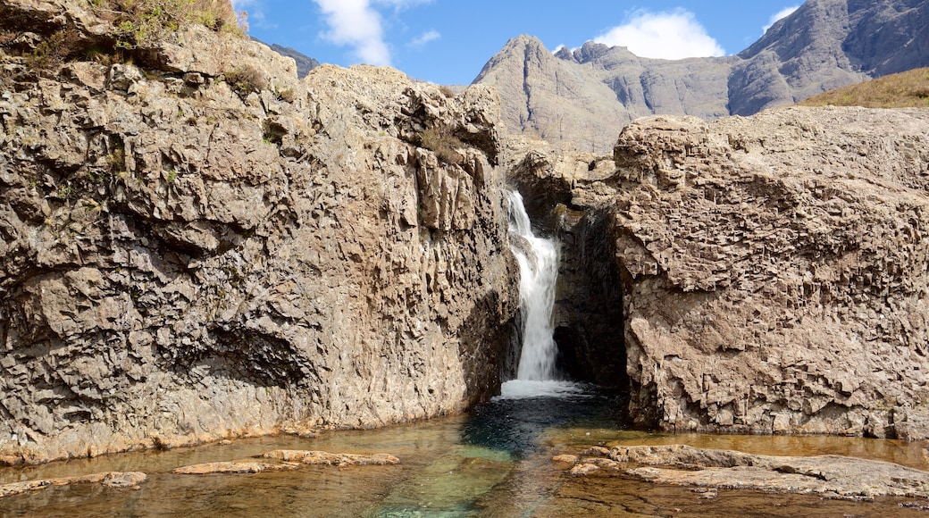 Isle of Skye showing a pond, tranquil scenes and mountains
