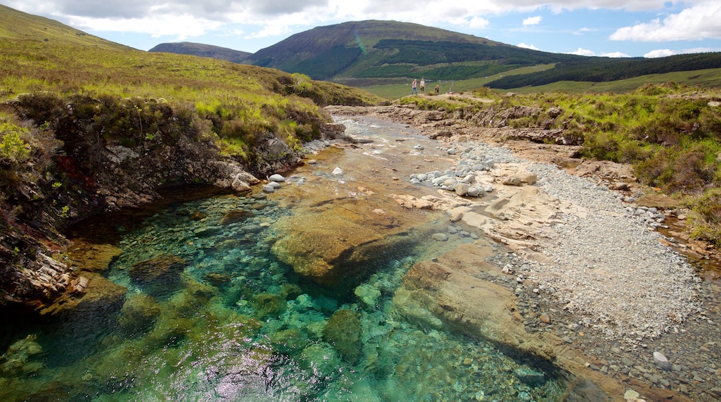 Isle of Skye som inkluderar stillsam natur, vandring och en damm