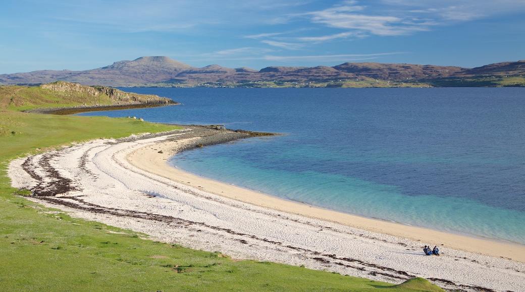 Isle of Skye som viser fredfyldte omgivelser, en bugt eller havn og en strand