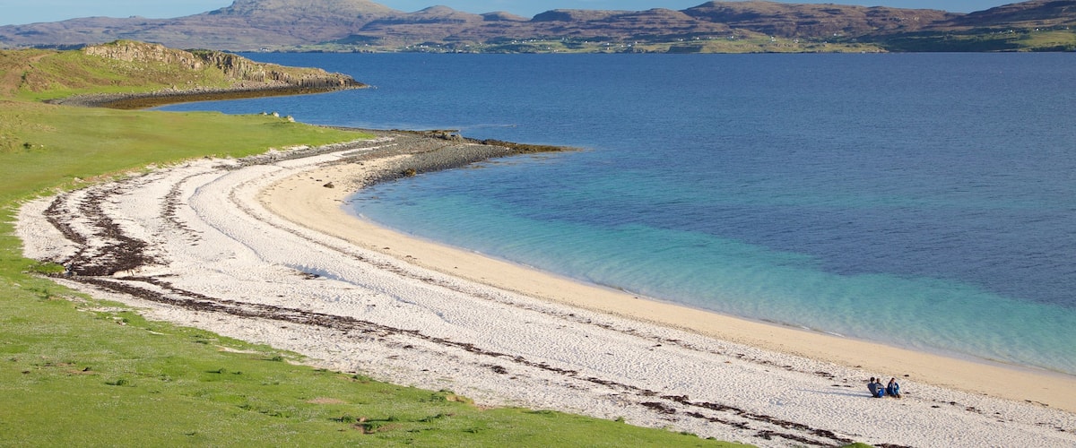 Isle of Skye ofreciendo escenas tranquilas, una playa de arena y una bahía o puerto