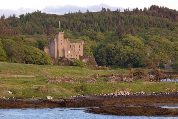 Dunvegan Castle featuring heritage architecture, a festival and tranquil scenes