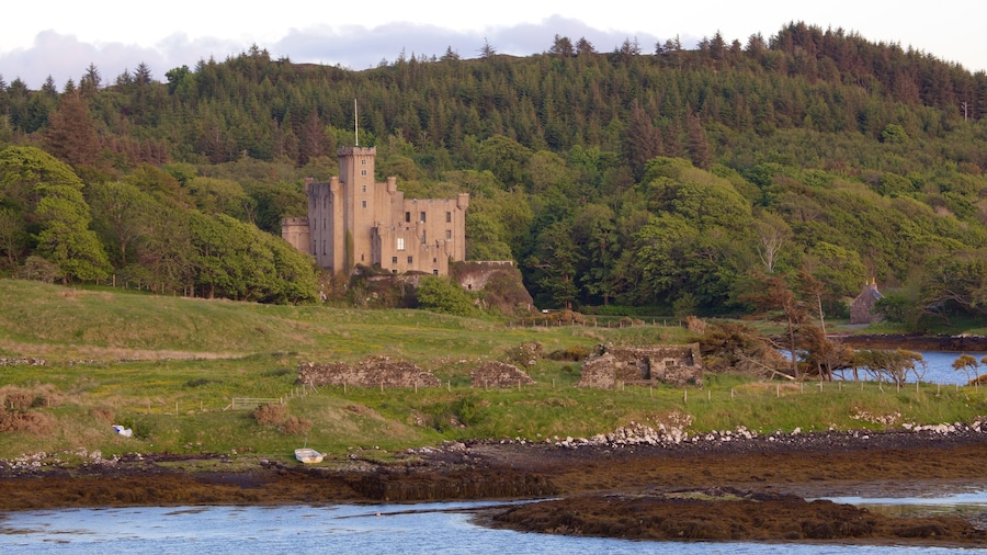 Dunvegan Castle toont kasteel of paleis, historische architectuur en vredige uitzichten