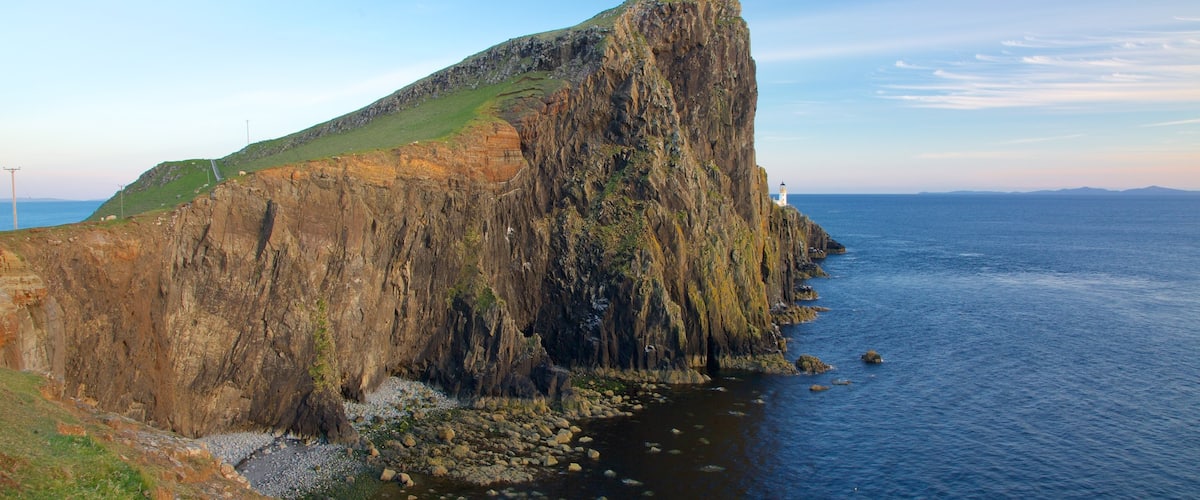 Isle of Skye ofreciendo costa escarpada, un faro y montañas
