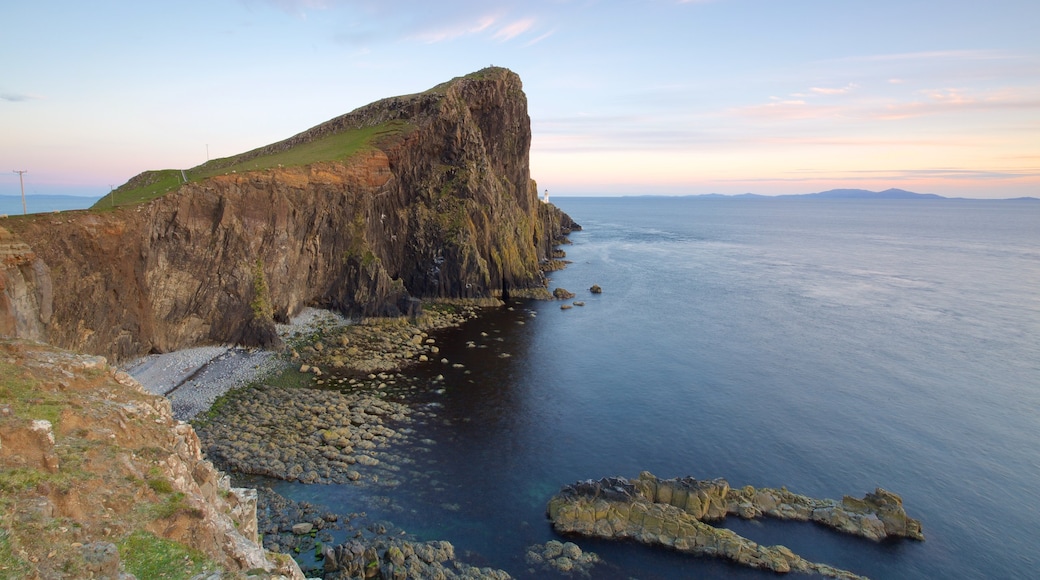 Isle of Skye som visar en fyr, klippig kustlinje och berg