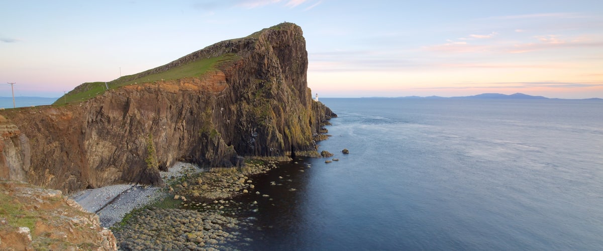 Isle of Skye que incluye costa escarpada, un faro y montañas