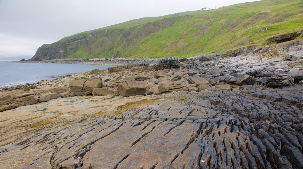 Isle of Skye som inkluderer stenete kystlinje og rolig landskap