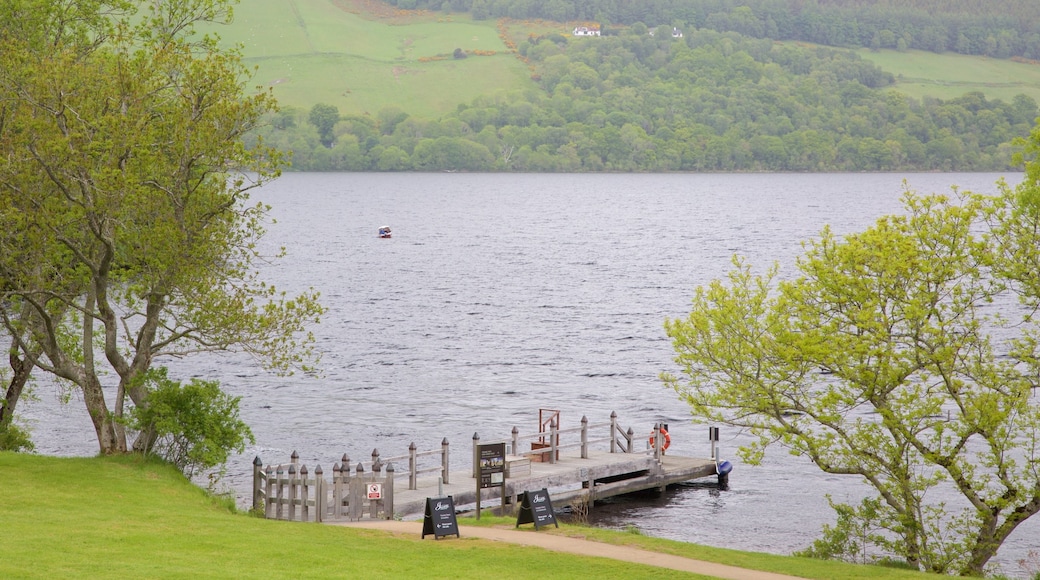 Loch Ness som inkluderer kyst, rolig landskap og marina