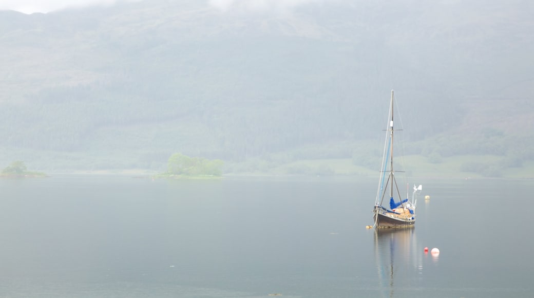 Glencoe som inkluderar segling, båtkörning och en sjö eller ett vattenhål