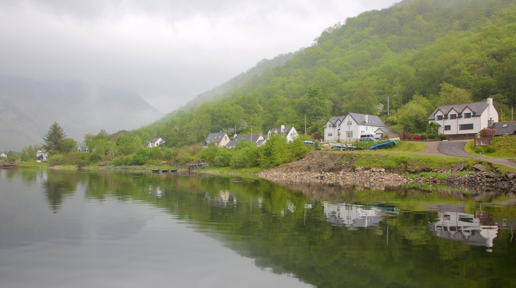 Glencoe which includes a coastal town, a lake or waterhole and general coastal views