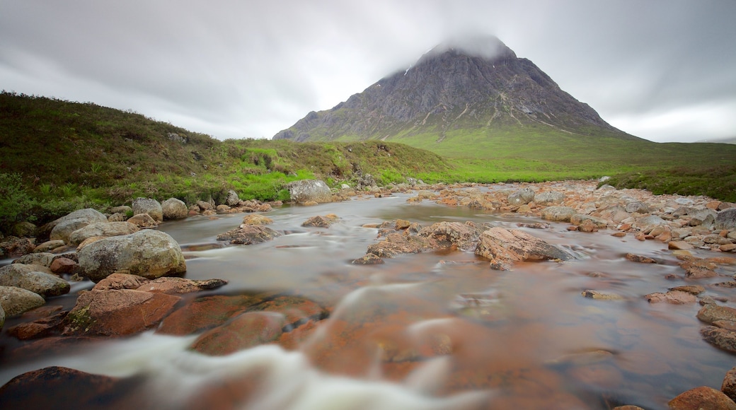 Glencoe som omfatter en flod eller et vandløb, fredfyldte omgivelser og bjerge