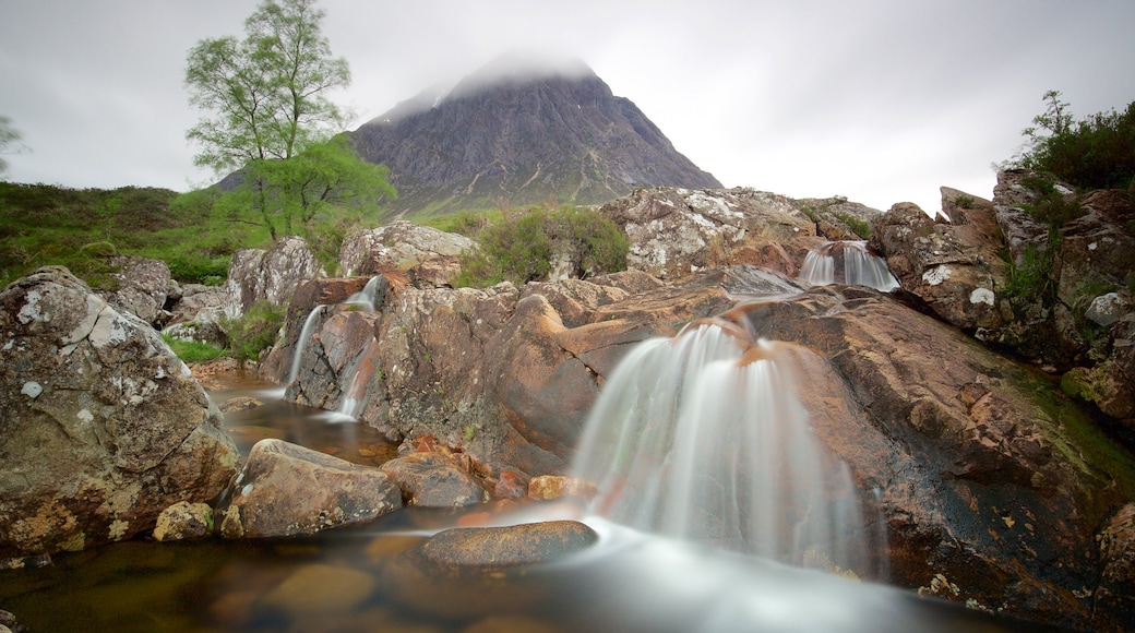 Glencoe mostrando escenas tranquilas y un río o arroyo