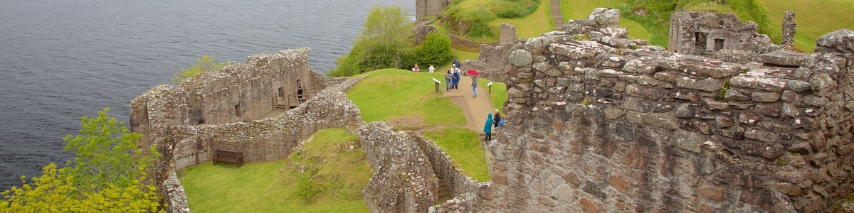 Urquhart Castle mit einem Geschichtliches, Gebäuderuinen und Palast oder Schloss
