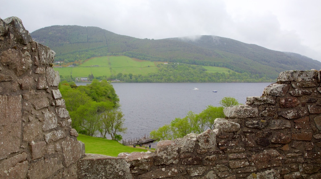 Urquhart Castle som viser rolig landskap, innsjø og bygningsruiner