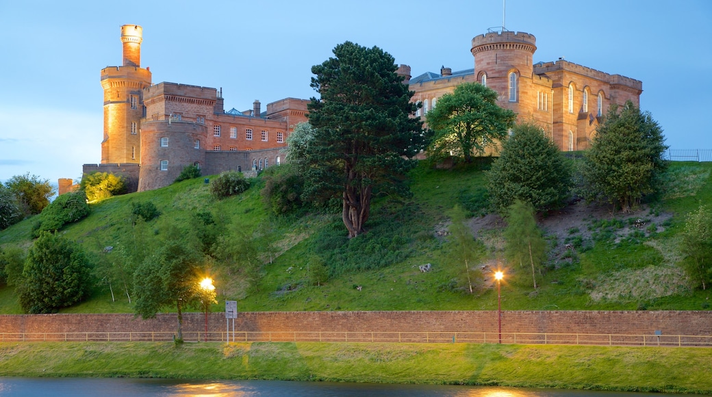 Castillo de Inverness mostrando elementos patrimoniales, un castillo y arquitectura patrimonial
