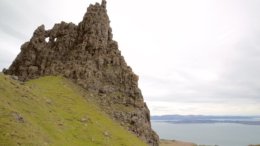 Old Man of Storr welches beinhaltet See oder Wasserstelle, Monument und ruhige Szenerie