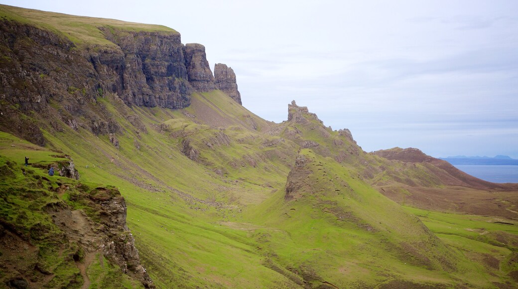 Quiraing que incluye montañas y escenas tranquilas