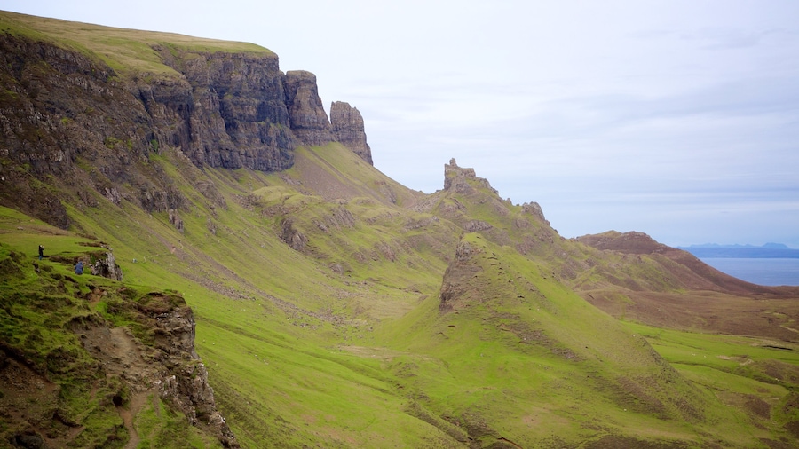Quiraing das einen ruhige Szenerie und Berge