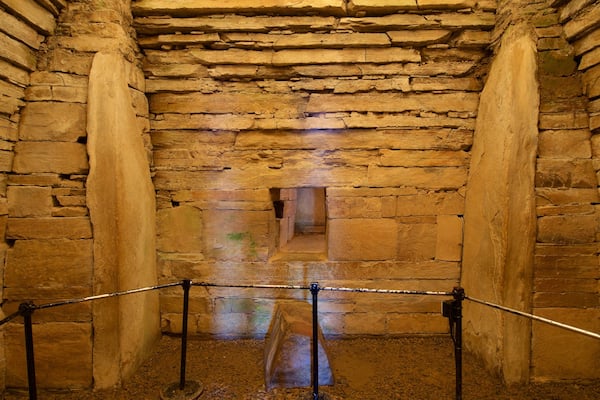 Maes Howe das einen Innenansichten und Geschichtliches