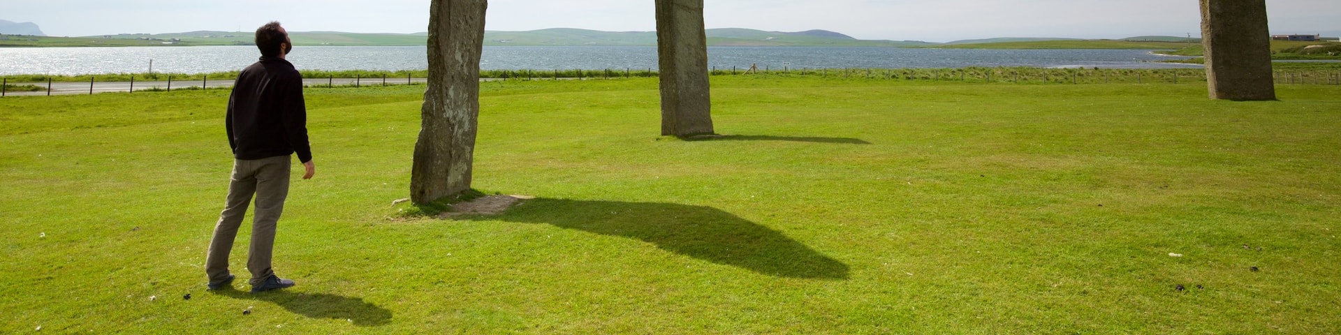 Standing Stones of Stenness showing tranquil scenes, a monument and general coastal views