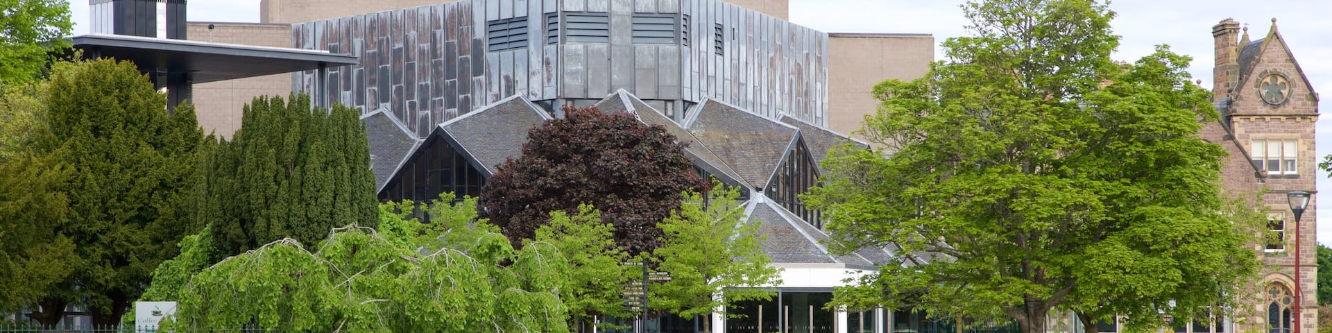 Eden Court Theatre montrant architecture moderne et rivière ou ruisseau