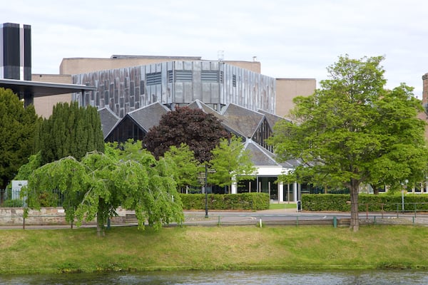 Eden Court Theatre montrant architecture moderne et rivière ou ruisseau