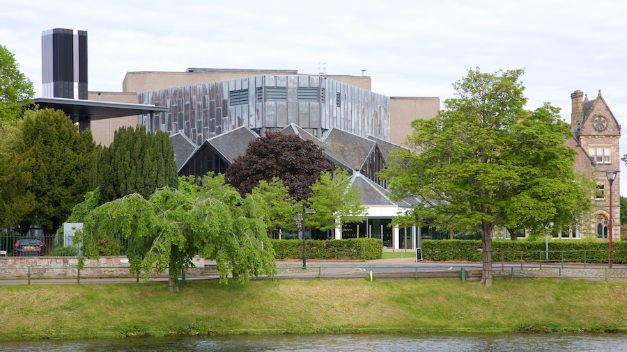 Eden Court Theatre welches beinhaltet Fluss oder Bach und moderne Architektur