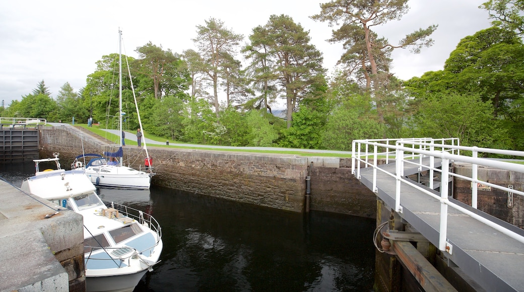 Neptune\'s Staircase showing boating and a bridge