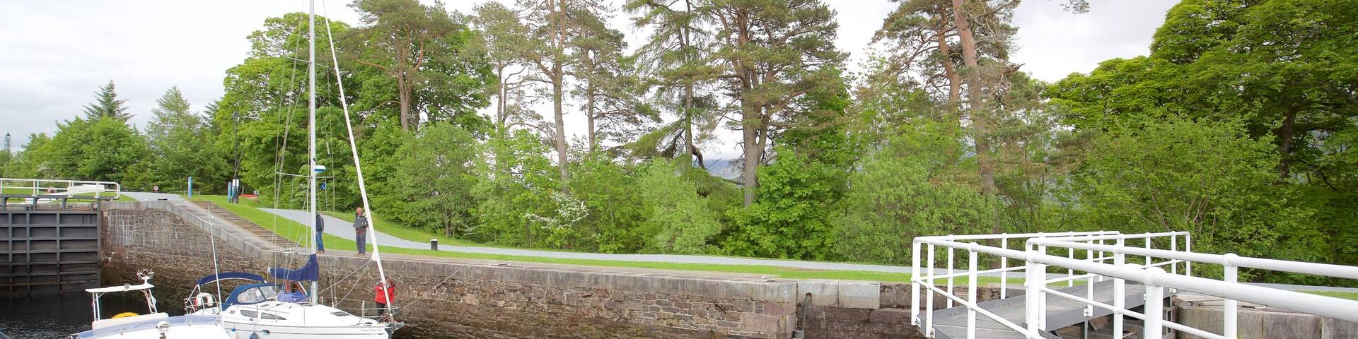 Neptune\'s Staircase showing a bridge and boating