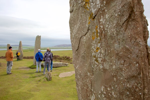 Ring of Brogdar das einen Monument und Geschichtliches sowie kleine Menschengruppe