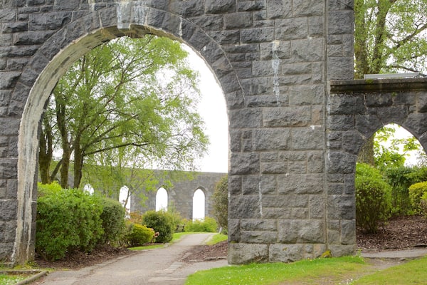McCaig\'s Tower montrant patrimoine historique et patrimoine architectural