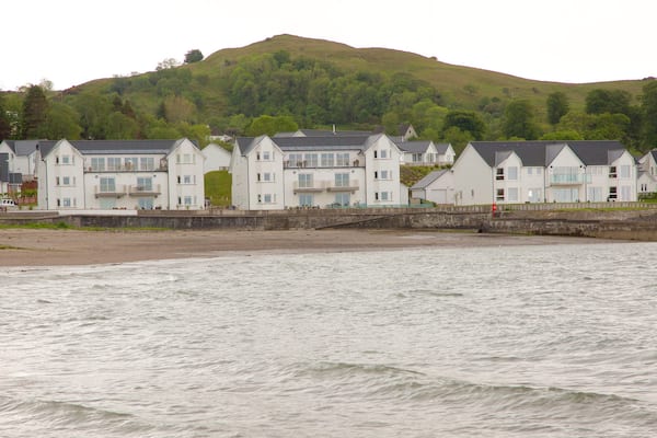Ganavan Sands montrant baie ou port et ville côtière