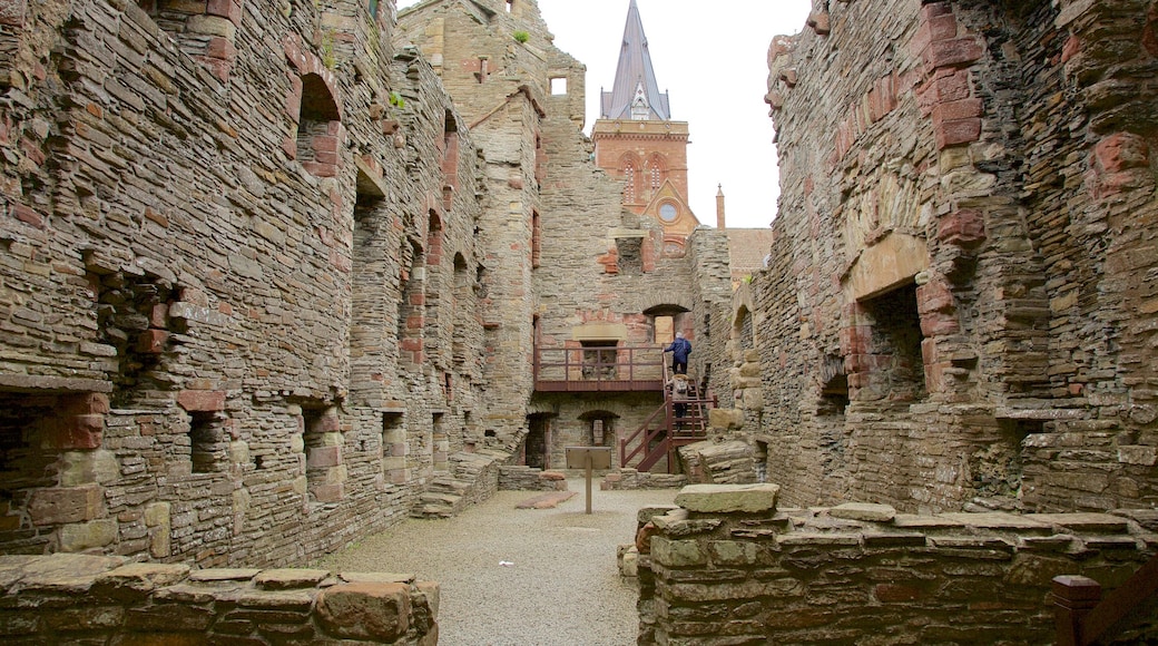 Earl\'s Palace showing building ruins, heritage elements and a castle