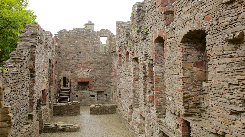 Earl\'s Palace showing a castle, a ruin and heritage elements