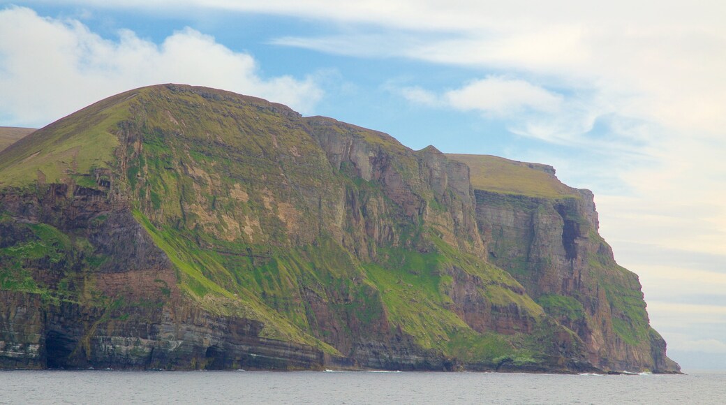 St. John\'s Head ofreciendo montañas y costa rocosa