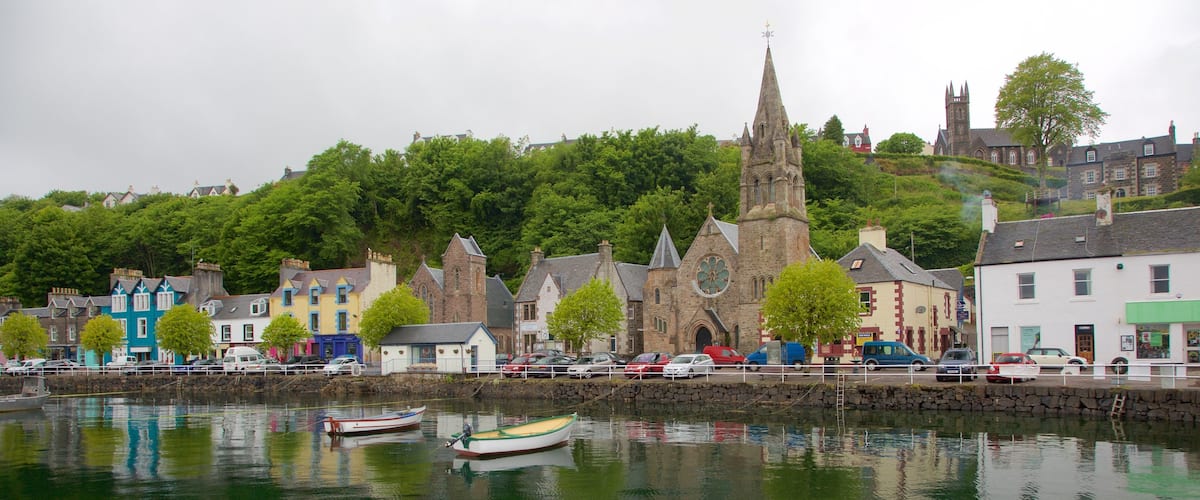 Ăle de Mull mettant en vedette ville cĂŽtiĂšre, patrimoine historique et baie ou port