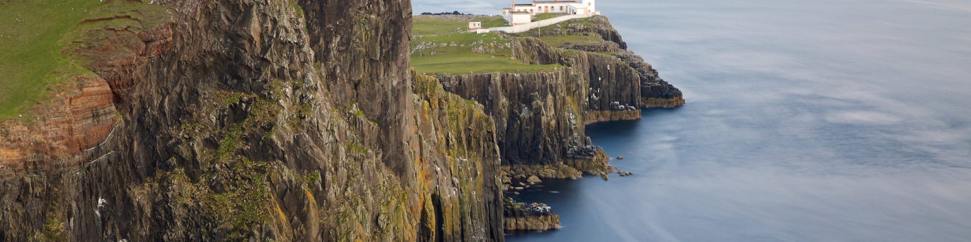Isle of Skye das einen Leuchtturm und FelskĂŒste