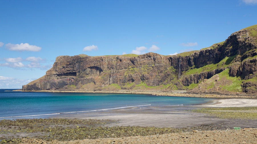 Isle of Skye presenterar klippig kustlinje, kustutsikter och en stenstrand