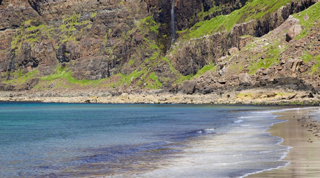 Isle of Skye ofreciendo vistas generales de la costa, costa rocosa y una playa