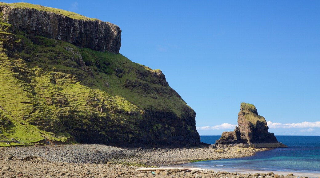 Isle of Skye mostrando costa rocosa, montañas y vistas generales de la costa