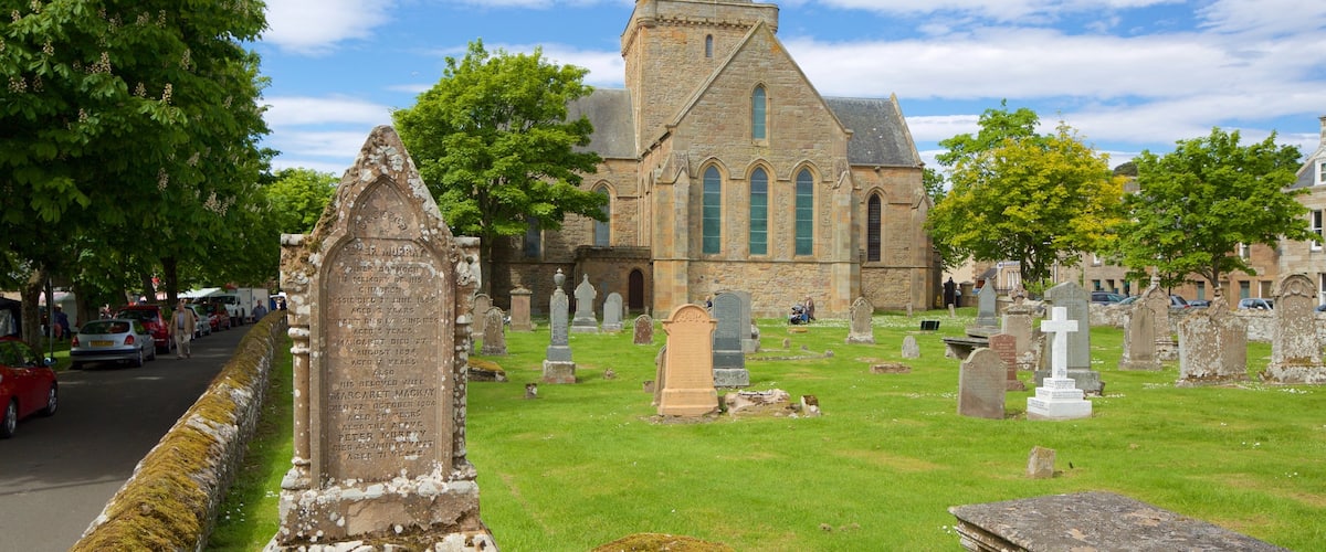 Catedral de Dornoch ofreciendo un cementerio, elementos del patrimonio y patrimonio de arquitectura