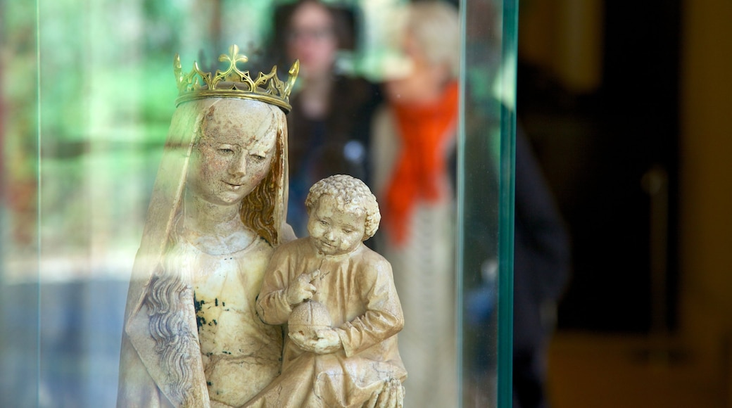 Burrell Collection som omfatter en statue eller en skulptur og kulturarvsgenstande