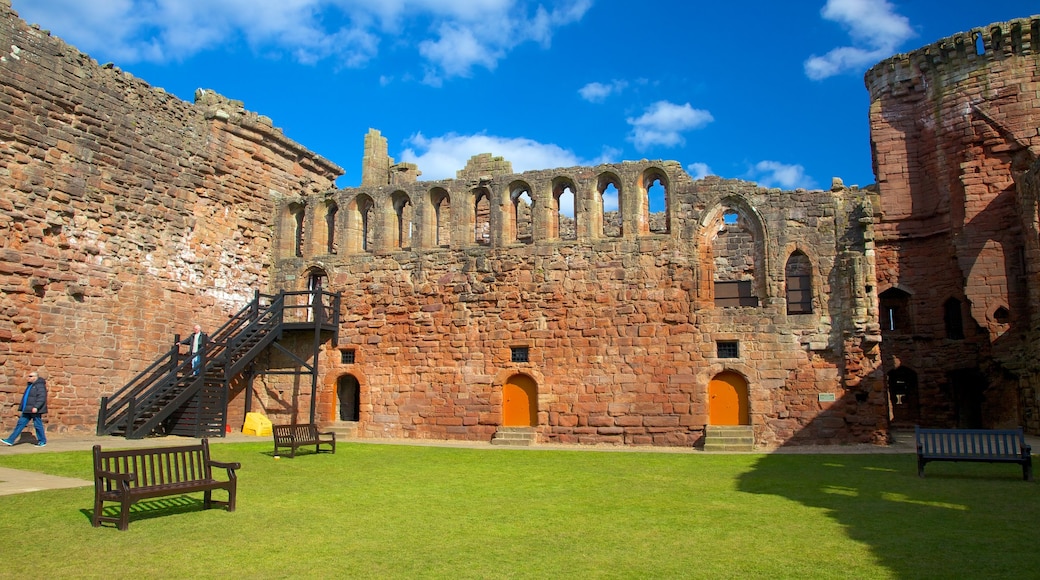 Bothwell Castle showing heritage elements, château or palace and heritage architecture