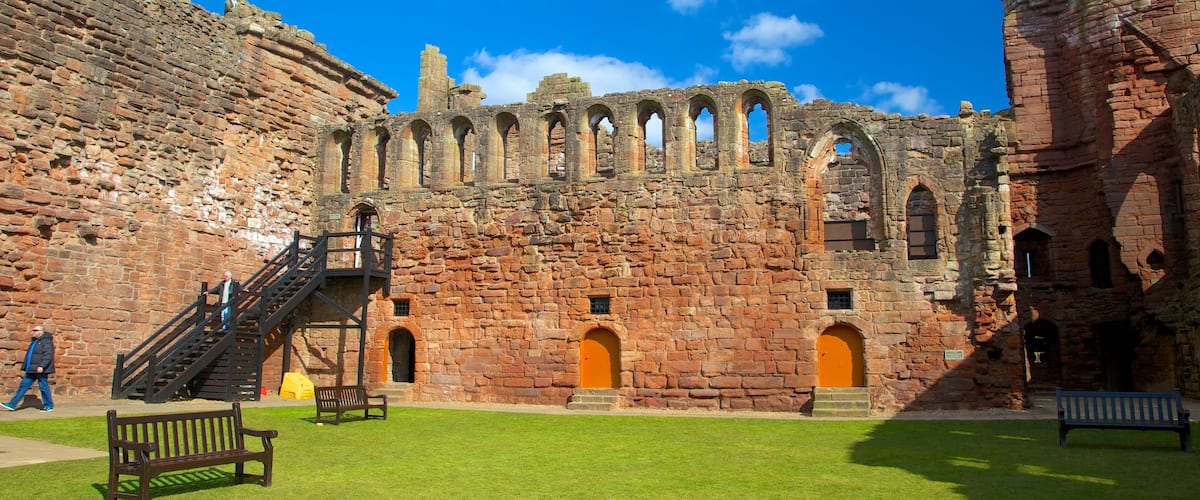 Bothwell Castle showing heritage architecture, building ruins and heritage elements