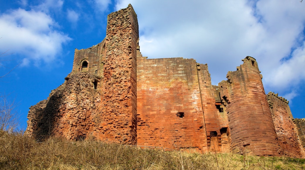 Bothwell Castle showing heritage architecture, a ruin and chateau or palace