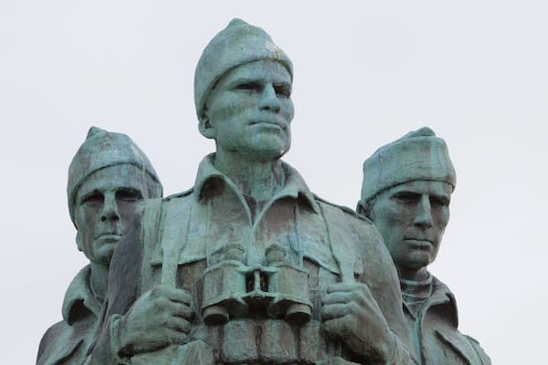 Mémorial des commandos mettant en vedette monument, patrimoine historique et statue ou sculpture