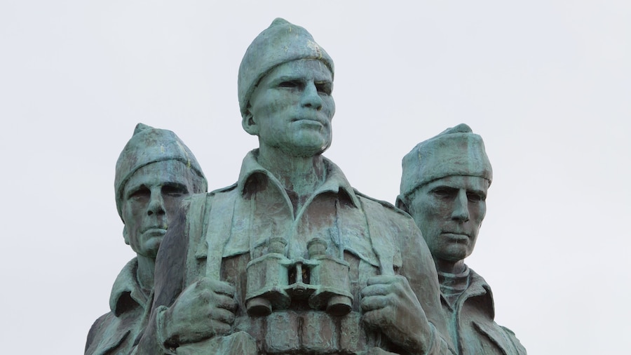 Commando Memorial featuring heritage elements, a monument and a statue or sculpture
