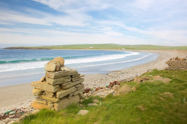 Stromness mit einem Strand, ruhige Szenerie und Bucht oder Hafen