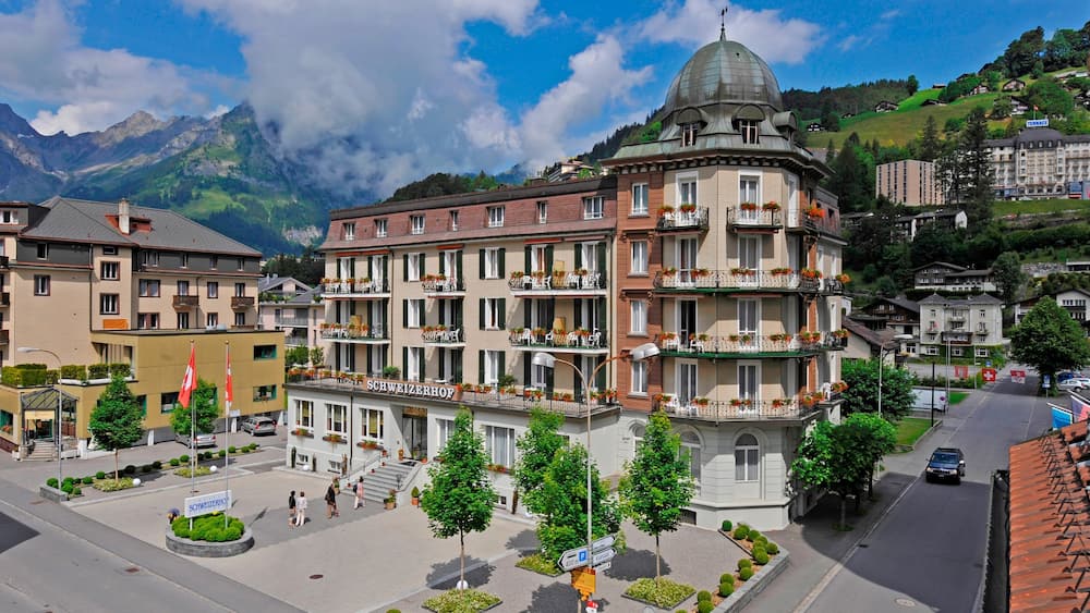 Engelberg presenterar en liten stad eller by och ett torg