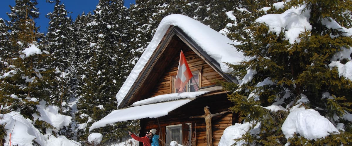Engelberg que incluye nieve, escenas forestales y un hotel o resort de lujo